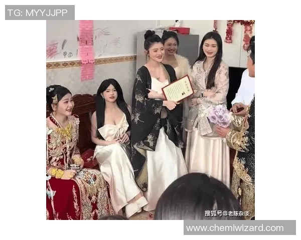 亚历山大时尚登场：豹纹皮草外套抢眼球边