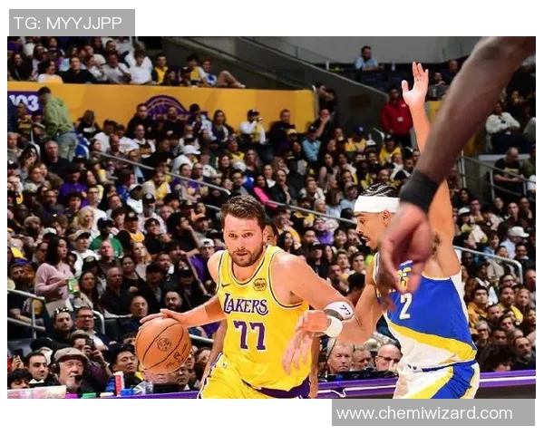 东契奇本赛季第十次砍下至少40分5篮板5助攻,湖人队史首位 东契奇本赛季第十次砍下至少40分5篮板5助攻,湖人队史首位